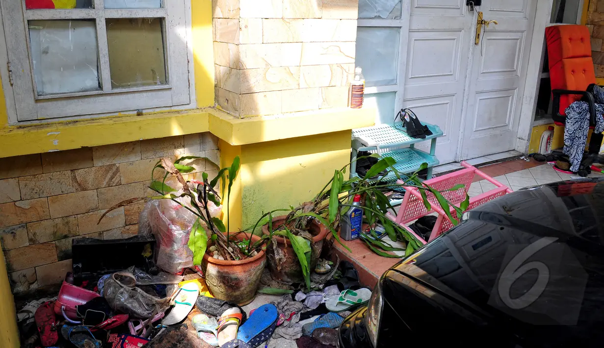 Kondisi rumah 2 lantai itu sangat memprihatinkan, berantakan dan banyak sampah, Jawa Barat, Jumat (15/5/2015). Sebelumnya, KPAI dan Polda Metro Jaya mengamankan orangtua yang diduga menelantarkan lima anaknya.  (Liputan6.com/Yoppy Renato)
