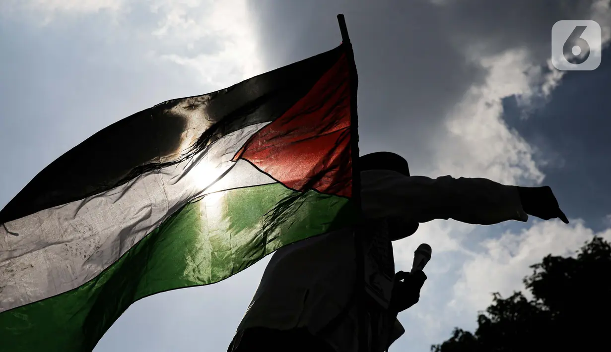Massa Gerakan Pekerja Muslim Indonesia (GPMI) melakukan aksi solidaritas untuk Palestina di kawasan Thamrin Jakarta, Jumat (28/5/2021). Mereka menyuarakan keprihatinan atas tragedi kemanusiaan di Palestina, serta mewujudkan perdamaian dunia dan kemerdekaan atas Palestina (Liputan6.com/Faizal Fanani)