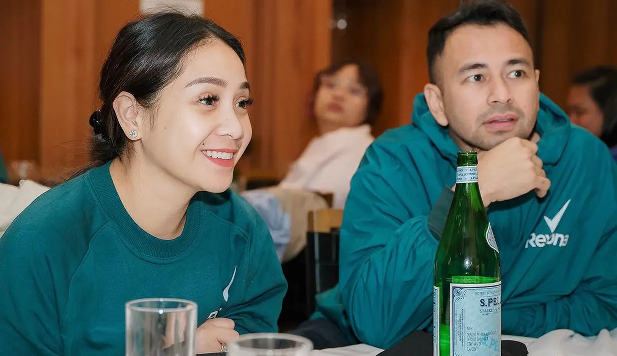 Begitu tiba di New York, melalui beberapa foto yang diunggah di akun Instagram @raffinagita1717, baik Raffi Ahmad dan Nagita Slavina kompak mengenakan outfit dari brand. Nagita mengenakan sweater berwarna hijau yang ikonis brand Rexona, sedangkan Raffi mengenakan jaket parka yang serasi. [Foto: Instagram/raffinagita1717]