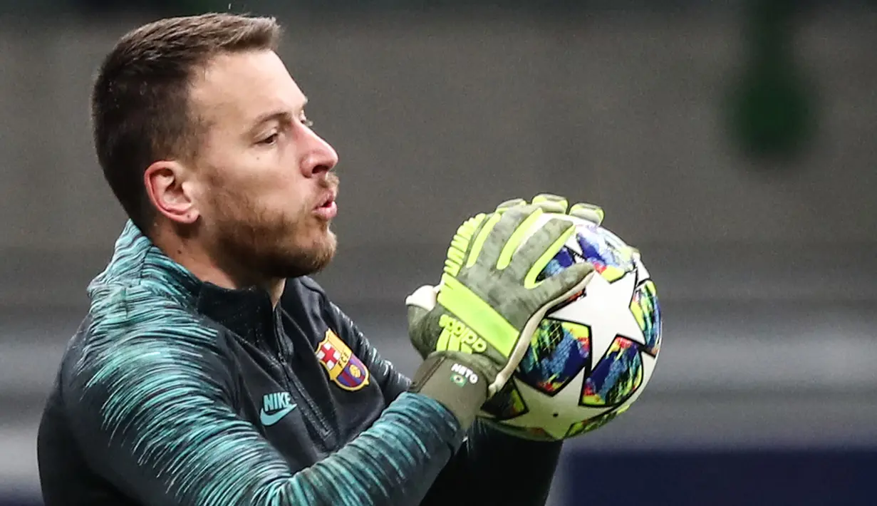 5. Neto (31 tahun) -  Kiper asal Brasil ini bergabung dengan Barcelona dari Valencia pada 2019 lalu. Namun Neto tak pernah menjadi kiper pilihan utama dan harus puas menjadi pelapis Marc-Andre Ter Stegen. (AFP/Isabella Bonotto)