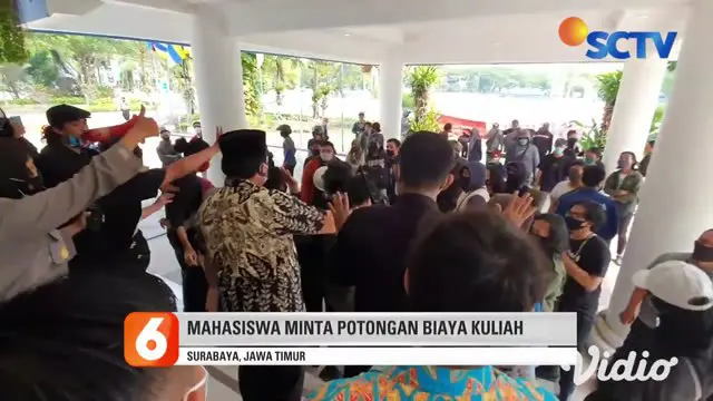 Aksi unjuk rasa puluhan mahasiswa Universitas Airlangga di Kampus C, Jalan Mulyorejo Surabaya, berlangsung ricuh, Rabu siang. Mahasiswa terlibat aksi saling dorong dengan petugas keamanan kampus dan polisi saat memaksa masuk ke dalam Gedung Rektorat.