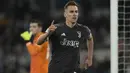 Pemain Juventus, Arkadiusz Milik, melakukan selebrasi setelah mencetak gol ke gawang Lazio pada laga semifinal Coppa Italia meski kalah dari Lazio di Stadion Olimpico, Roma, Rabu (24/2/2024). (AP Photo/Alfredo Falcone)