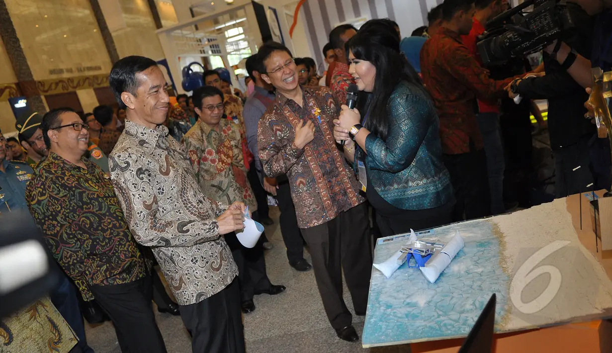 Presiden Joko Widodo melihat stand pameran usai peresmian di JCC), Jakarta, Kamis (12/3/2015).  Gerakan Wirausaha Nasional 2015 diikuti oleh ratusan wirausaha muda dan ribuan mahasiswa sebagai calon wirausaha. Liputan6.com/Faizal Fanani)