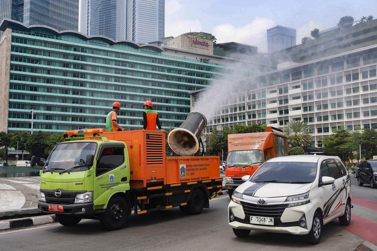 FOTO:  Ribuan Liter Water Mist Disemprotkan untuk Kurangi Polusi Jakarta