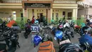 Pemudik sepeda motor beristirahat di sebuah masjid di Jalur Puntura, Jawa Barat, Minggu (2/6/2019). Masjid dan warung pinggir jalan jadi lokasi favorit pemudik sepeda motor melepas lelah saat melintasi Jalur Pantura (Liputan6.com/Herman Zakharia)