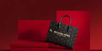 Michael Kors baru saja mengumumkan koleksi kapsul terbarunya. Koleksi ini menandai Tahun Baru Imlek 2023 yang merupakan Tahun Kelinci. Foto: Document/Michael Kors.