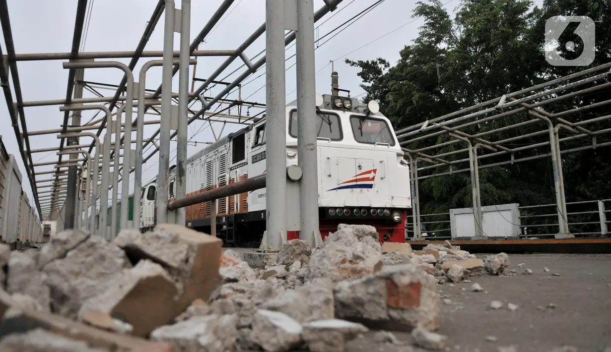 Kereta melintasi Stasiun Buaran lama yang sudah tidak beroperasi di Jakarta, Selasa (8/10/2019). Stasiun Buaran lama sudah tidak difungsikan sejak November 2018 akibat adanya Stasiun Buara baru. (merdeka.com/Iqbal Nugroho)