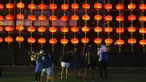 Orang-orang foto di depan dekorasi selama Festival Pertengahan Musim Gugur di taman Victoria di Hong Kong, Selasa (21/9/2021).  Festival ini jatuh pada hari ke-15 bulan ke-8 penanggalan Imlek. (AP Photo/Vincent Yu)