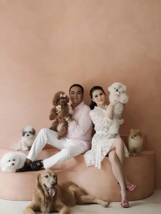 Kali ini, berkonsep minimalis, ia tampak manis dengan nuansa pastel. Chen gunakan dress putih sedangkan Fritz Hutapea dalam balutan kemeja pink dan celana putih. [Foto: Instagram/ Chen Giovani]