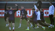 Pelatih timnas Jerman, Julian Nagelsmann (kanan) menghadiri sesi latihan tim sepak bola nasional Jerman pada 25 Maret 2024 di Frankfurt am Main, Jerman. (Kirill KUDRYAVTSEV/AFP)