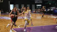 Michelle Kurniawan dan Jovita Elizabeth  Simon mendapat panggilan untuk mengikuti seleksi tim nasional 3x3 putri Asian Games 2018. (Bola.com/Andhika Putra)