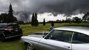 Seorang wanita melihat asap tebal yang berembus dari puncak gunung berapi Kilauea di Hawaii. 15 Mei 2018. Para wisatawan tetap santai dan justru menjadikan letusan gunung ini sebagai objek wisata. (MARIO TAMA/GETTY IMAGES NORTH AMERICA/AFP)