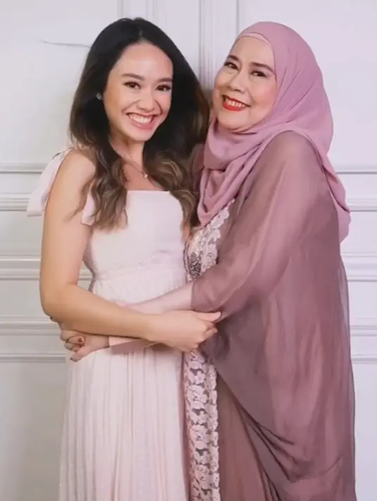 Dewi Yull tampil cantik mengenakan gamis pink dengan hijabnya yang serasi, sedangkan Merdi Octavia tak kalah manis tampil dengan dress pink pastel super lembut. [Foto: Instagram/merdioctav]
