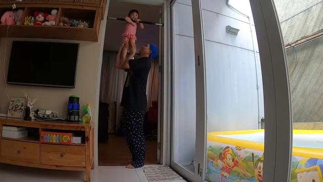 5 Potret Aktivitas Nastusha, Anak Glenn Alinskie dan Chelsea Saat 'Di Rumah Aja'