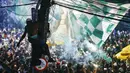 Suporter Palmeiras merayakan kemenangan timnya saat menonton siaran langsung pertandingan kejuaraan Copa Libertadores, di Sao Paulo, Brasil, Sabtu (27/11/2021). Palmeiras kampiun Copa Libertadores 2021 usai mengalahkan Flamengo 2-1 di Stadion Centenario, Uruguay.  (AP Photo/Marcelo Chello)