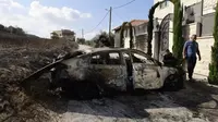 Bangkai mobil yang dibakar dalam serangan mematikan pemukim Israel ke Kota Jit di Tepi Barat yang diduduki pada Kamis (15/8/2024). (Dok. Jaafar Ashtiyeh/AFP)