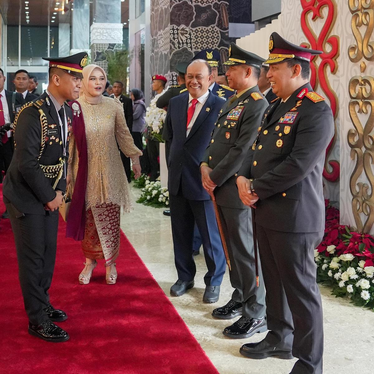 Ajudan Kapolri Temani Istri Pelantikan