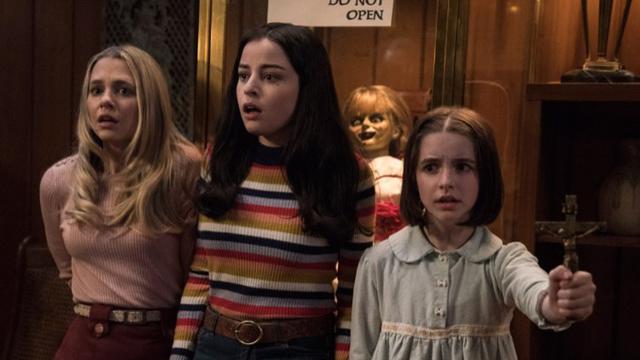 Mckenna Grace (berbaju biru muda) dalam Annabelle Comes Home (Warner Bros)