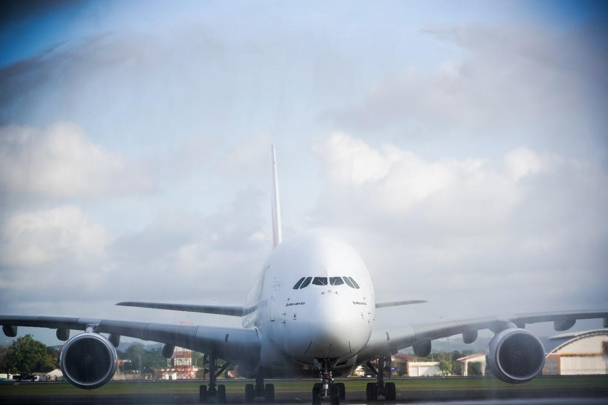 Emirates A380 menjadi pesawat komersial pertama yang mendarat di Indonesia