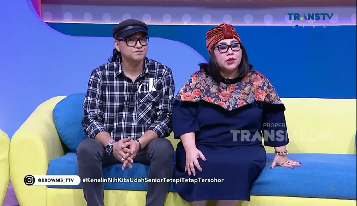 Nunung juga mengaku senang karena bisa banyak ketemu dengan sesama penderita kanker. "Malah kita ketemu sesama komunitas cancer, kan kalau lagi kemo berjejer, cerita-cerita," kata Nunung. [Youtube/TRANS TV Official]