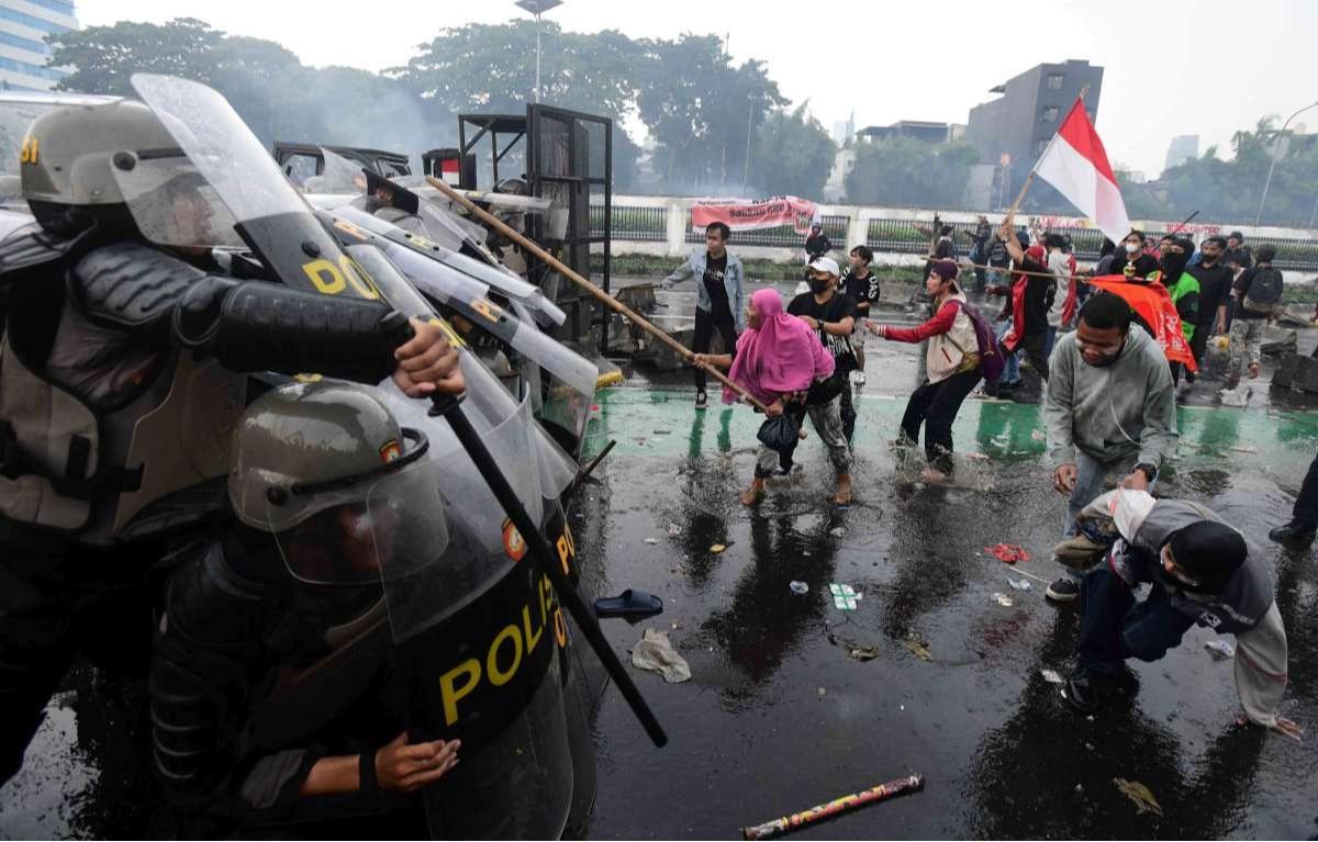 Bentrokan Panas Pengunjuk Rasa vs Polisi di DPR