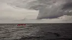 Pengungsi dan migran menunggu untuk diselamatkan oleh LSM Spanyol Proactiva Open Arms di atas sebuah kapal karet, 60 mil sebelah utara Al -Khum, Libya (18/2). Para pengungsi dan migran ini meninggalkan Libya untuk ke Eropa. (AP Photo/Olmo Calvo)
