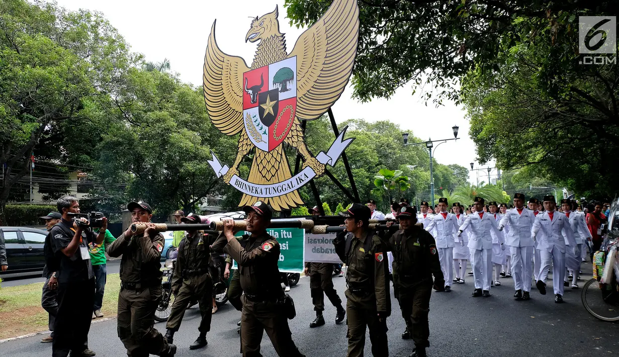 Pawai dari simpatisan PKB yang membawa patung Garuda Pancasila saat menuju Komisi Pemilihan Umum (KPU) Jakarta, Senin (16/10). Pawai menuju KPU ini untuk mendaftar sebagai peserta Pemilu 2019. (Liputan6.com/JohanTallo)
