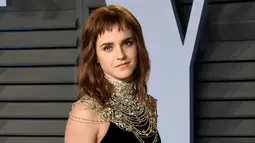 Aktris muda, Emma Watson berpose setibanya pada pesta after-party Vanity Fair Oscar 2018 di Beverly Hills, California, Minggu (4/3). Aksesoris warna emas terlihat melingkar di leher Emma Watson, semakin menambah kesan mewah. (Evan Agostini/Invision/AP)