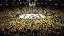 Suasana keramaian pada gim ketujuh final NBA antara Golden State Warriors melawan Cleveland Cavaliers. Laga penentu ini diadakan di Oracle Arena yang merupakan kandang dari Warriors. (AFP/Ezra Shaw)