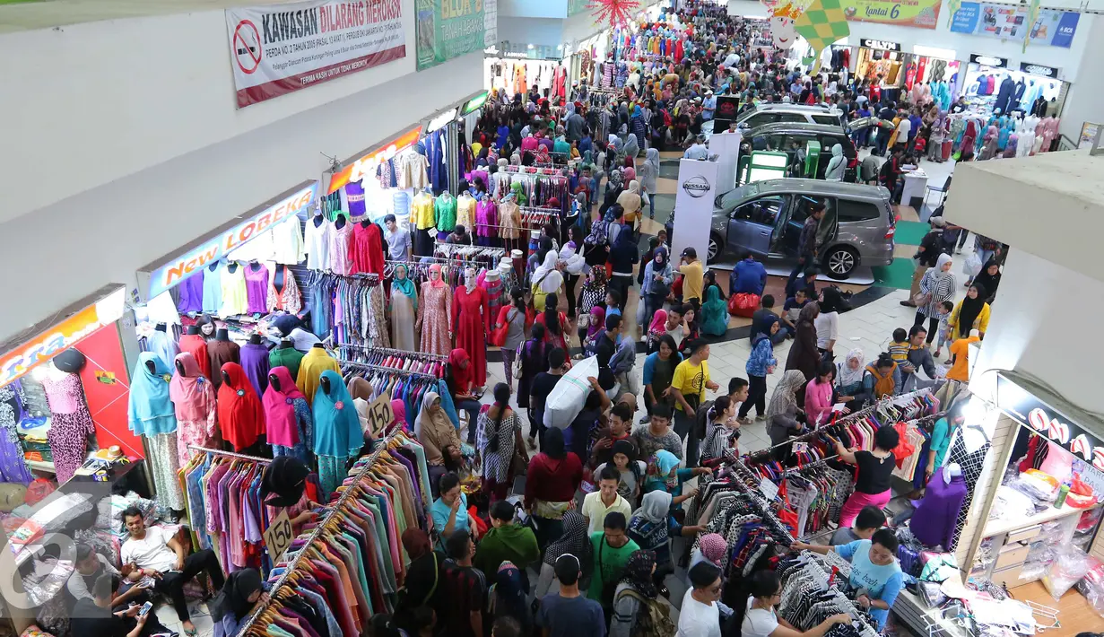 Sejumlah calon pembeli memadati pusat perbelanjaan Tanah Abang, Jakarta, Sabtu (25/6). Jelang lebaran banyak masyarakat yang sudah berburu kebutuhan pakaian baru. (Liputan6.com/Angga Yuniar)