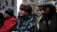 Pengunjuk rasa dari komunitas Yaman melakukan salat berjamaah saat aksi memprotes perintah eksekutif Donald Trump di New York, AS (2/2). Setidaknya 1.000 pemilik toko asal Yaman di AS menutup tokonya . (Spencer Platt / Getty Images / AFP)