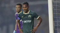 Kapten Tira Persikabo, Abduh Lestaluhu, saat melawan Arema FC pada laga Shopee Liga 1 di Stadion Pakansari, Bogor, Senin, (2/3/2020). Tira Persikabo takluk 0-2 dari Arema FC. (Bola.com/M Iqbal Ichsan)