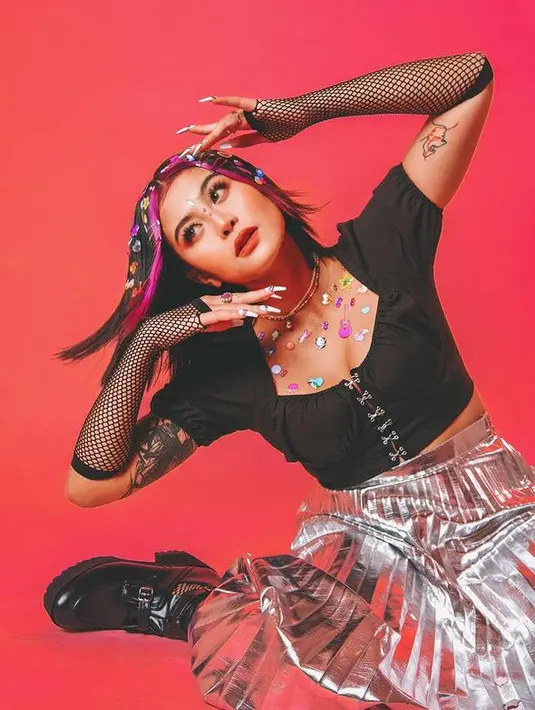 Seperti inilah gaya Awakarin ketika menjalani photoshoot dengan teman E-girl aesthetic. (Foto: instagram.com/awkarin)