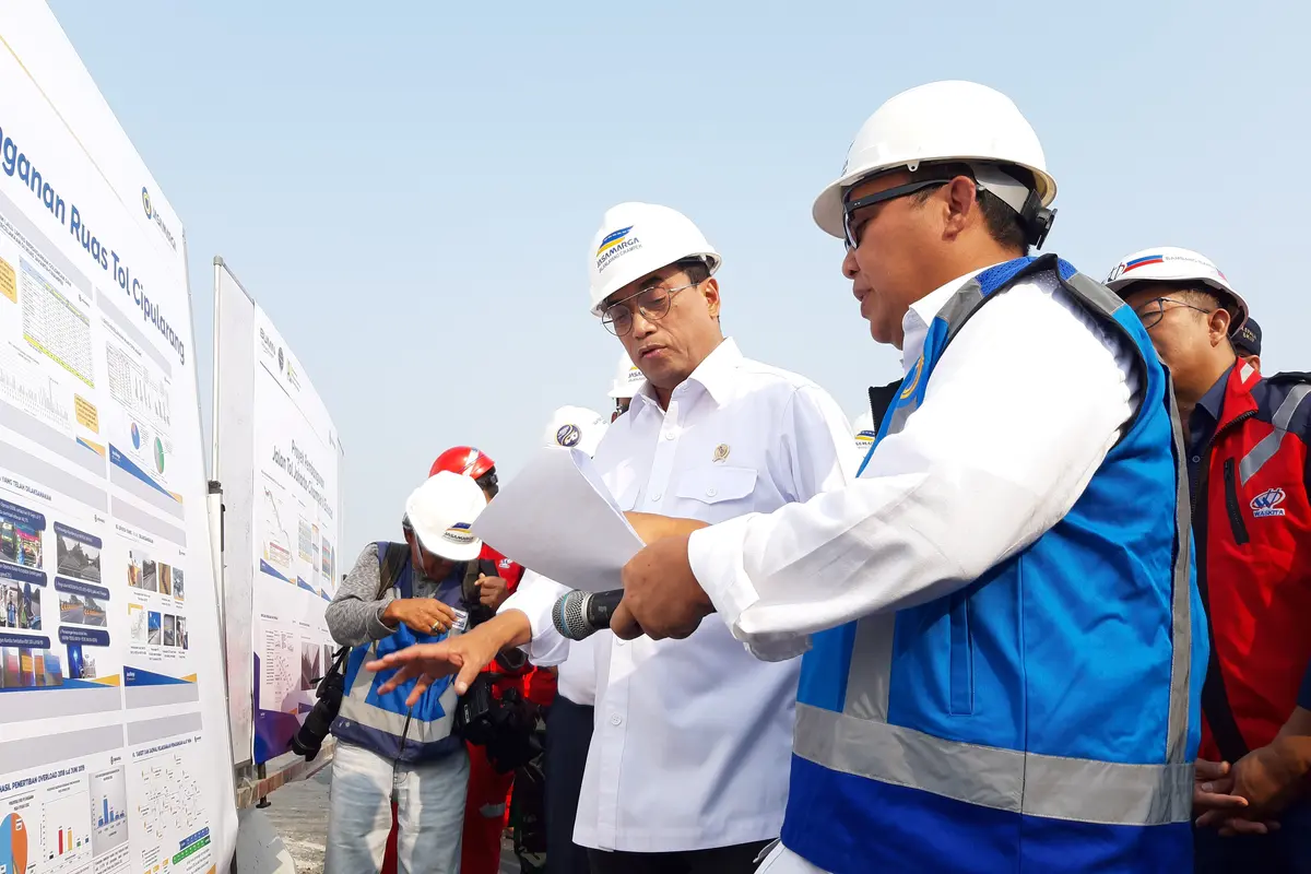 Menteri Perhubungan (Menhub) Budi Karya Sumadi melakukan kunjungan ke KM 13 Jalan Tol Jakarta-Cikampek II Elevated (Tol Layang Jakarta-Cikampek II). Liputan6.com/Tomy Kurnia
