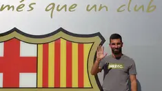Pemain baru Barcelona, Arda Turan menyapa awak media saat sesi perkenalan di luar Stadion Camp Nou, Barcelona, Spanyol, (9/7/2015). Barcelona resmi mendatangkan eks bintang Atletico Madrid dengan nilai kontrak mencapai 41 juta Euro. (AFP PHOTO/Lluis GENE)