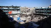 Warga Palestina berdiri di halaman sekolah Al-Jawni (Jaouni) setelah serangan udara Israel menghantam lokasi tersebut, di Nuseirat, Jalur Gaza tengah pada 11 September 2024. (Eyad BABA/AFP)