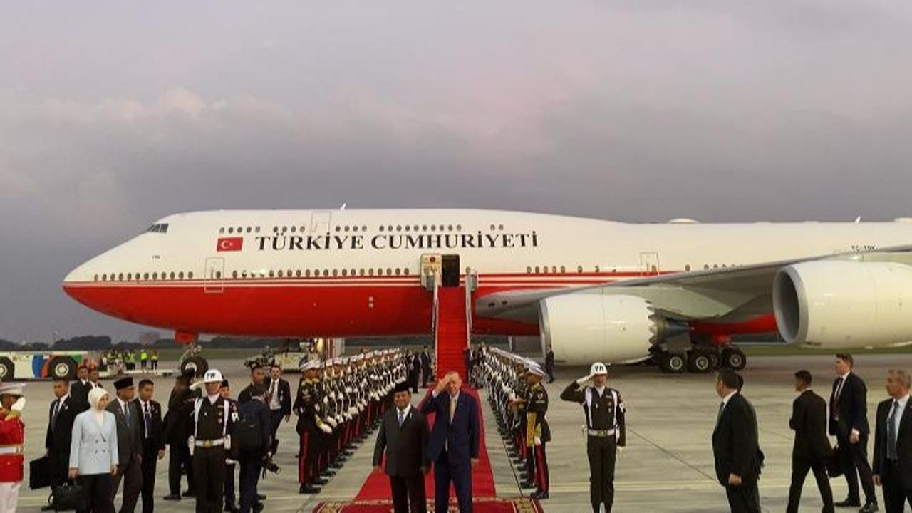 Momen Erdogan Dirangkul Prabowo Sebelum Naik Pesawat Tinggalkan Indonesia