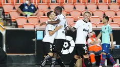 Pemain Valencia, Manu Vallejo (kiri) berselebrasi dengan rekan setimnya usai mencegak gol ke gawang Levante pada pertandingan La Liga Spanyol di Stadion Mestalla di Valencia, Spanyol, Minggu, (13/9/2020). Valencia menang telak 4-2. (AP Photo/Alberto Saiz)