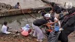 Anak-anak pesisir membersihkan sampah di kawasan Cilincing, Jakarta Utara, Minggu (5/12/2021). Fenomena rob yang diprediksi BMKG berlangsung dari 2-9 Desember 2021 di Jakarta menginisiasi anak-anak Kelas Jurnalis Cilik untuk bersih-bersih kawasan pesisir. (merdeka.com/Iqbal S. Nugroho)