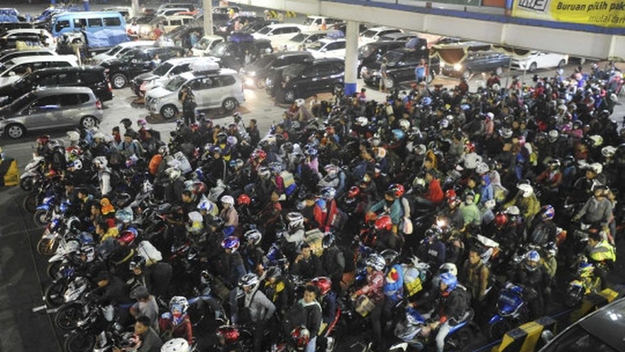 Tengah malam, ratusan pemudik motor padati Pelabuhan Merak