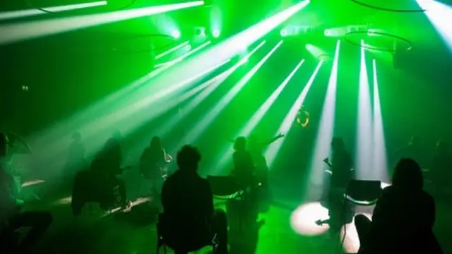 New Normal, Pengunjung Klub Malam Ini Nikmati Musik Sambil Duduk Berjarak