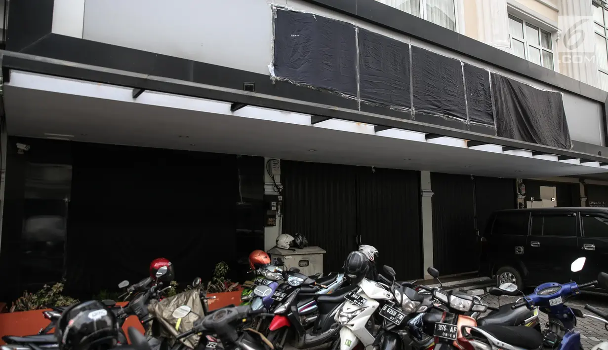 Papan nama markas besar DPP HTI tertutup kain hitam, Jakarta, Kamis (20/7). Usai dicabut status badan hukum tersebut kini HTI tidak diperbolehkan lagi melangsungkan kegiatan-kegiatannya. (Liputan6.com/Faizal Fanani)