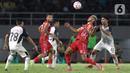Laga Persis Solo melawan Persija Jakarta berlangsung ketat dan sengit. (Liputan6.com/Herman Zakharia)