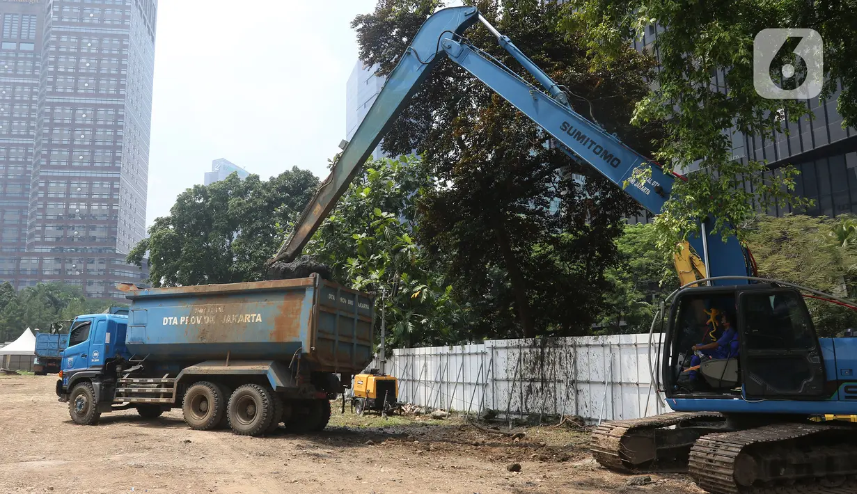 Truk milik Dinas Sumber Daya Air DKI Jakarta dikerahkan untuk pengerukan lumpur di Sungai Krukut, Karet Tengsin, Kamis (30/9/2021). Sebanyak 408 personel dan sejumlah ekskavator serta truk diturunkan untuk mengangkut lumpur dari sungai tersebut. (Liputan6.com/Herman Zakharia)