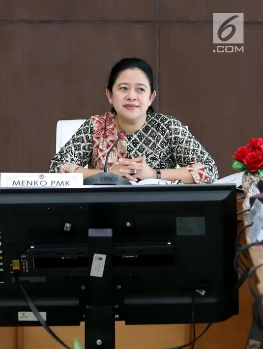 Menteri Koordinator Pembangunan Manusia dan Kebudayaan Puan Maharani memimpin rapat tingkat menteri di Kantor Kemenko PMK, Jakarta, Kamis (17/5). Rapat tersebut membahas  keamanan jelang Asian Games 2018. (Liputan6.com/Johan Tallo)