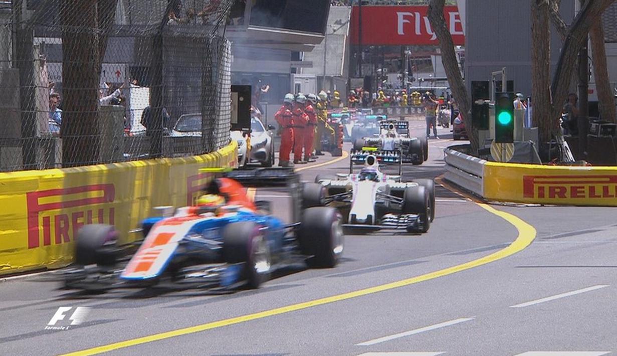 Pebalap Manor Racing asal Indonesia, Rio Haryanto, menjadi pebalap pertama yang keluar pit saat mulai kualifikasi F1 GP Monako, Sabtu (28/5/2016). (Bola.com/Twitter/F1)