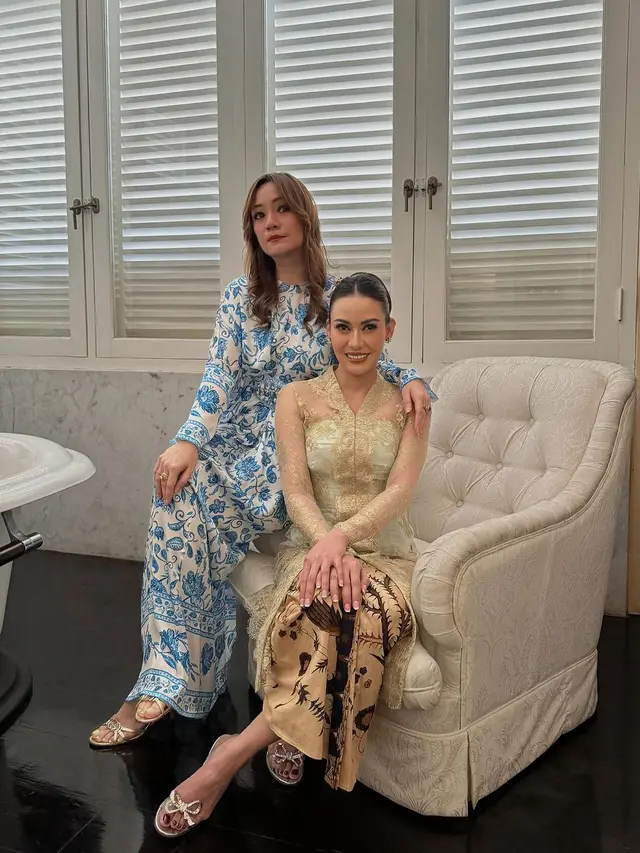 6 Gaya Aprilia Berkebaya Nude saat Tunangan dengan Anak Surya Paloh, Prananda Paloh