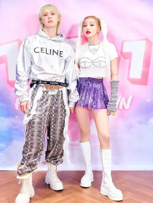Seperti dalam potret ini, merilis album bersama yaitu 1+1=1, keduanya tampil kompak mengenakan busana nuansa putih dengan aksen sequin dan hologram, super nyentrik! (Instagram/hyuna_aa).