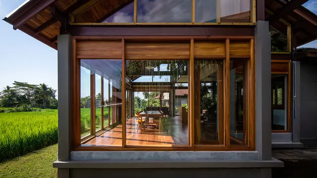 Inspirasi Rumah Semi Kayu dengan Dinding Semen Ekspos yang Adem (AI)