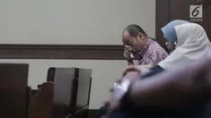 Terdakwa kasus suap dana hibah Kemenpora pada KONI yang juga Deputi IV Kemenpora Mulyana mengusap mata usai sidang pembacaan pledoi di Pengadilan Tipikor, Jakarta, Kamis (29/8/2019). Sebelumnya, JPU KPK menuntut Mulyana dengan hukuman 7 tahun dan denda Rp200 juta. (Liputan6.com/Helmi Fithriansyah)